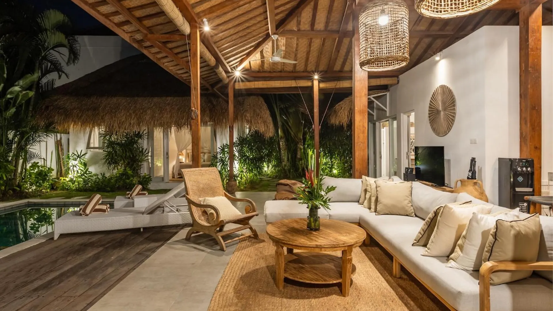 Central Oberoi, Seminyak, Newly Refurbished Villa Zayya