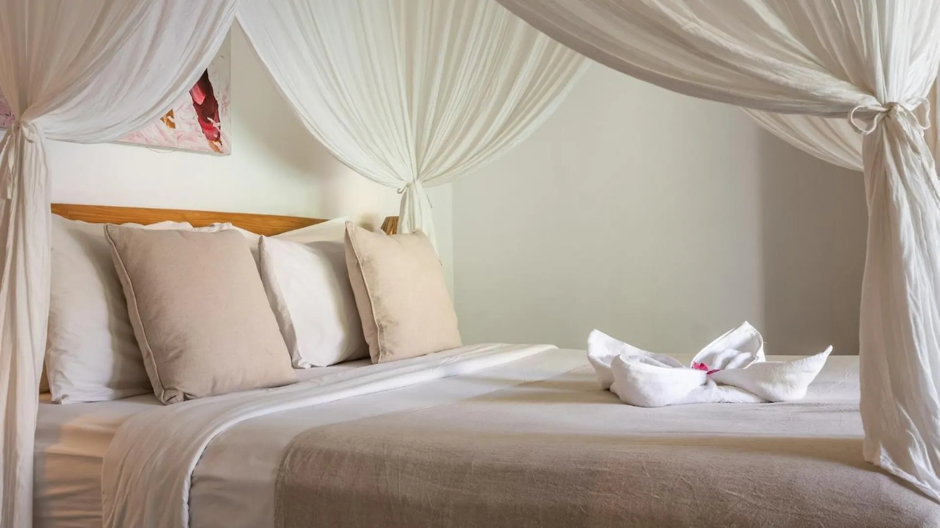 Central Oberoi, Seminyak, Newly Refurbished Villa Zayya
